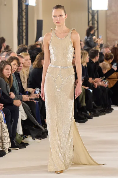 Look 16